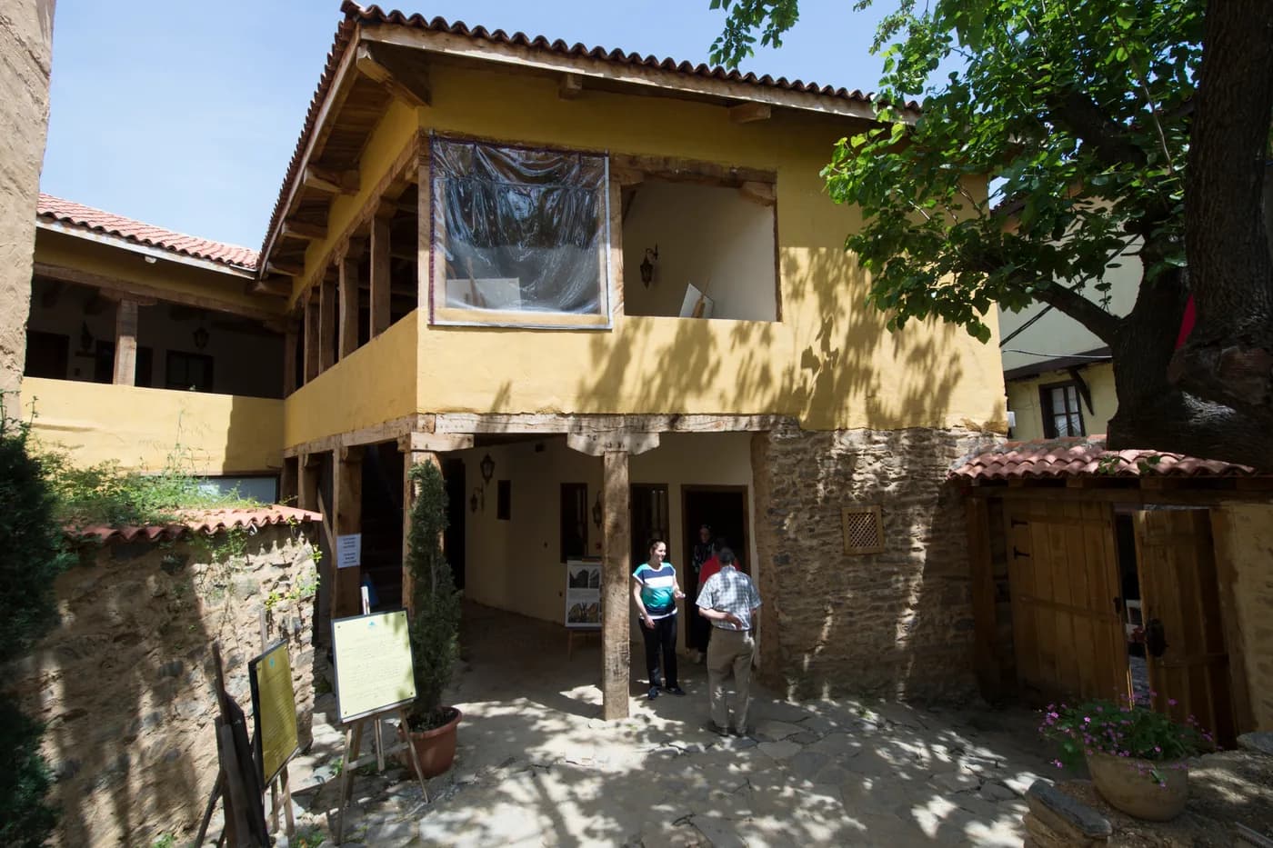 Konağın ahşap sundurması
